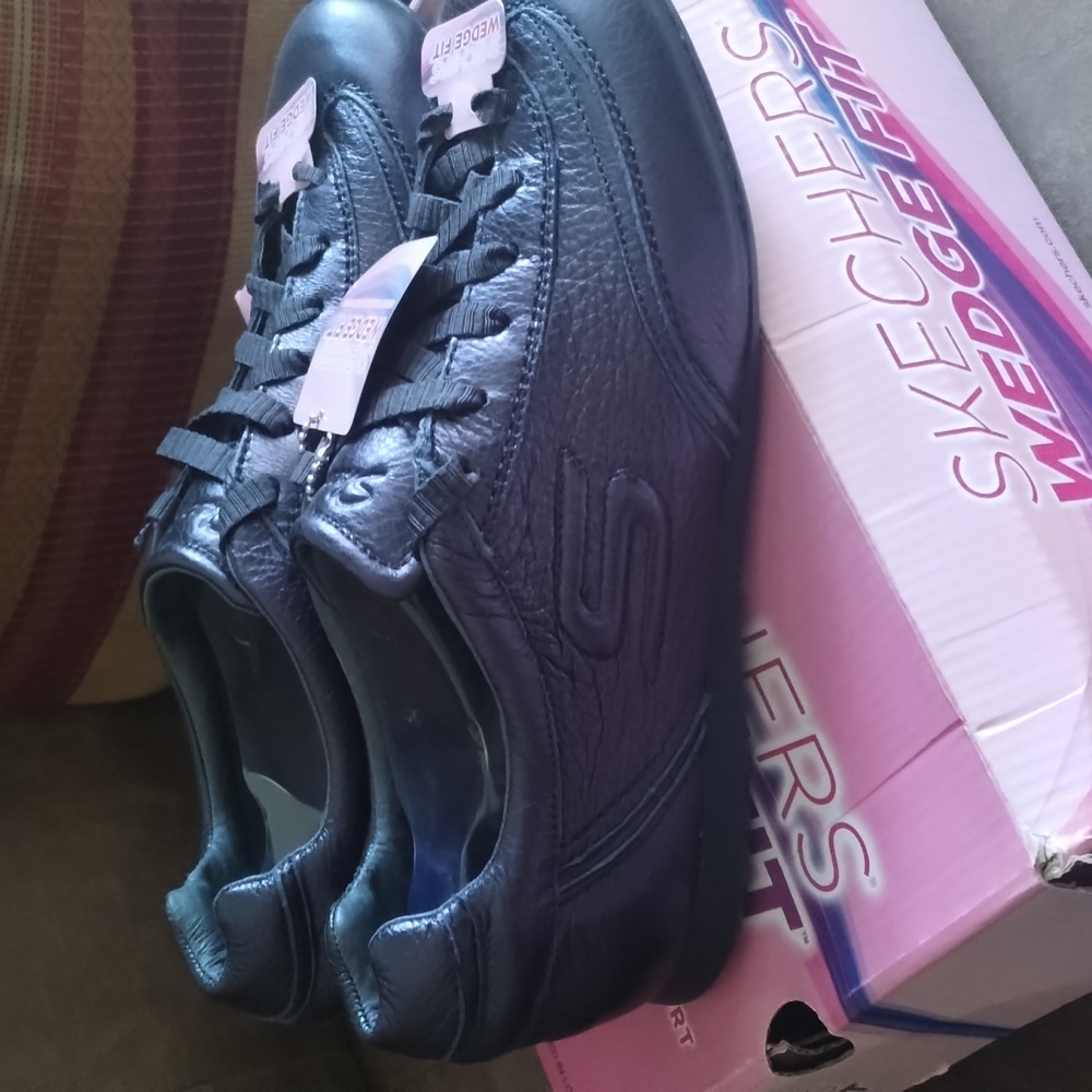 Women's size 9 Skechers